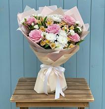 Букет цветов из:  Гвоздики, Орхидеи и Розы в Левой Россоши