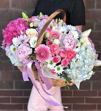 Цветочная композиция из Розы, Хризантемы, Пионы и Лизиантусы в корзине в Левой Россоши