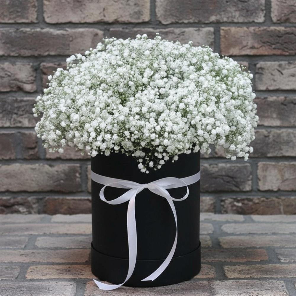 Цветочная композиция из Гипсофила в шляпной коробке в Левой Россоши