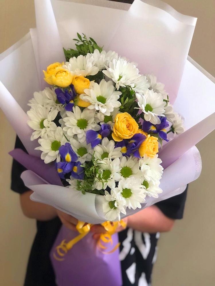 Букет цветов из: Ирисы, Хризантемы и Розы в Левой Россоши
