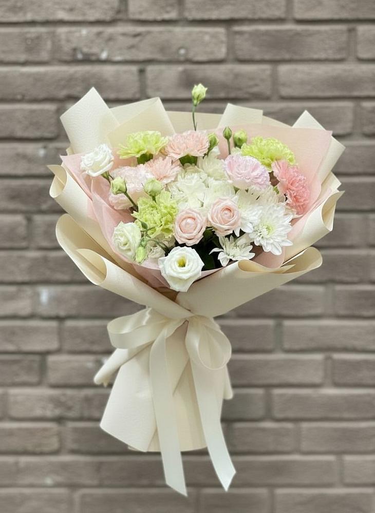 Букет цветов из: Гвоздики, Розы, Лизиантусы и Хризантемы в Левой Россоши