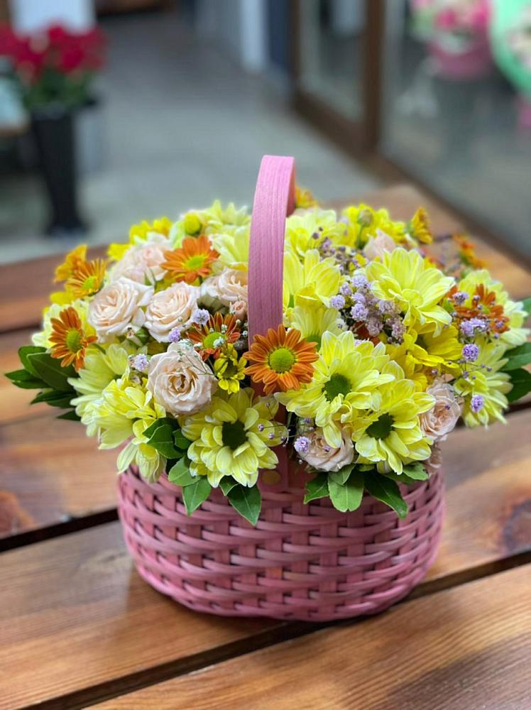 Цветочная композиция из Хризантемы и Розы в корзине в Левой Россоши