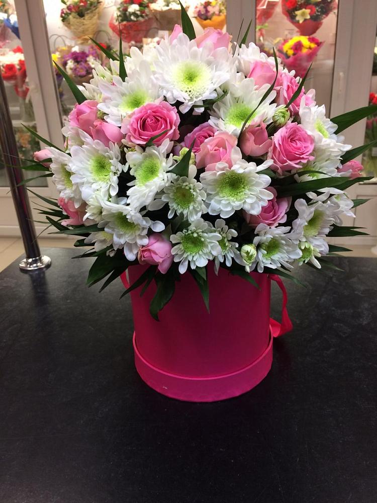 Цветочная композиция из Розы и Хризантемы в шляпной коробке в Левой Россоши