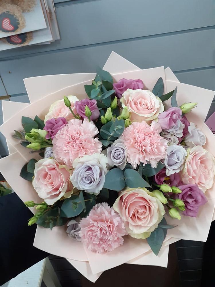 Букет цветов из: Розы, Гвоздики и Лизиантусы в Левой Россоши